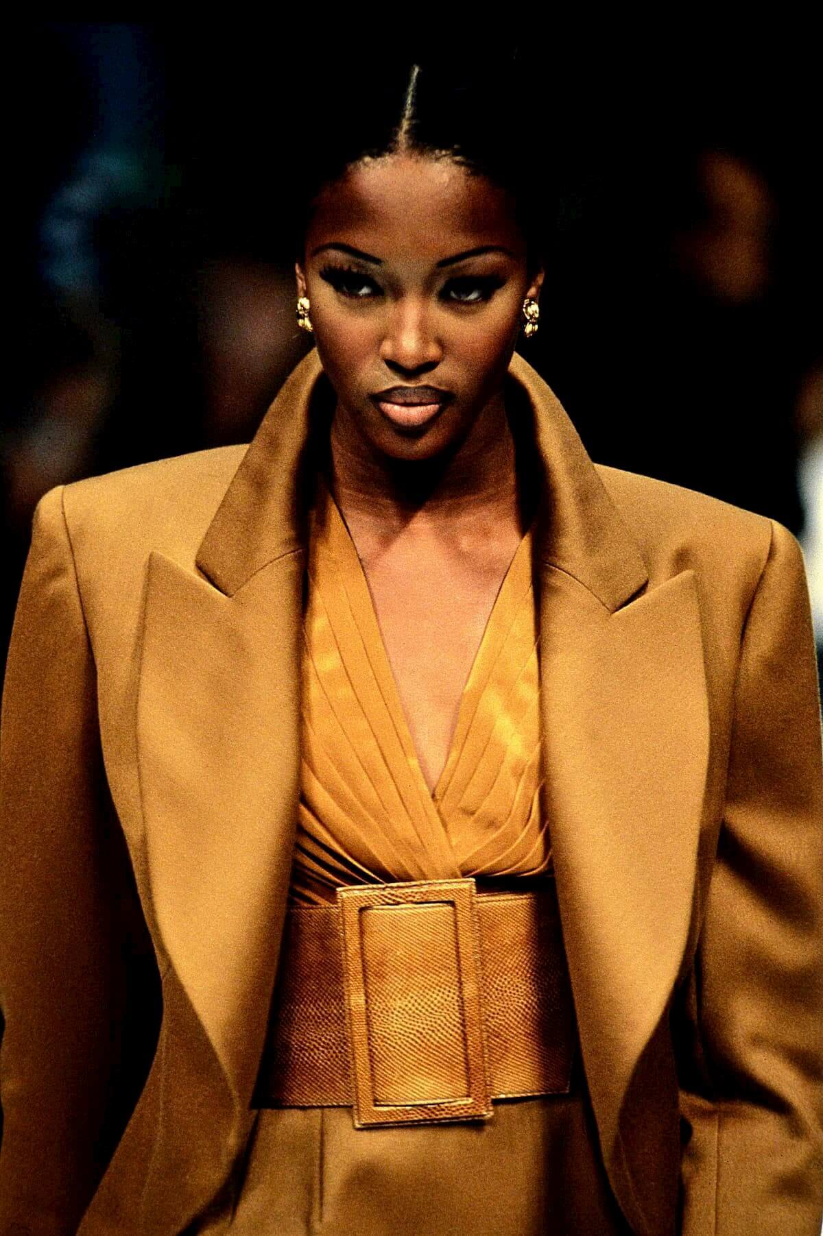 PARIS, FRANCE - OCTOBER 26: Top model Naomi Campbell walks the runway during the Azzedine Alaia Ready to Wear Spring/Summer 1992 fashion show as part of the Paris fashion week on October 26, 1992 in Paris, France. (Guliver Photos/Getty Images)