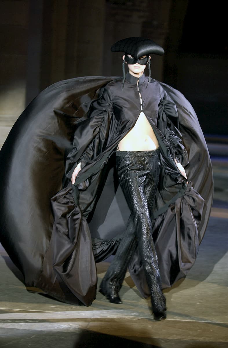 A model walks the runway during the Alexander McQueen Ready to Wear Autumn/Winter 2002/03 collection show part of Paris Fashion Week on March 11,2002 in Paris,France (Guliver Photos/Getty Images)