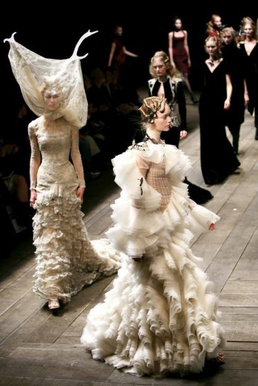 Models wearing Alexander McQueen Autumn/Winter 2006, Paris Fashion Week (Guliver Photo/Getty Images)