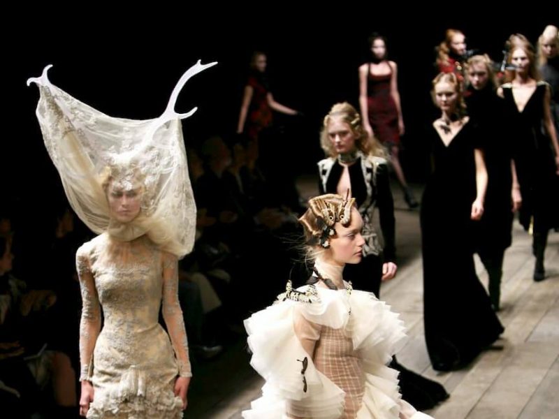 Models wearing Alexander McQueen Autumn/Winter 2006, Paris Fashion Week (Guliver Photo/Getty Images)