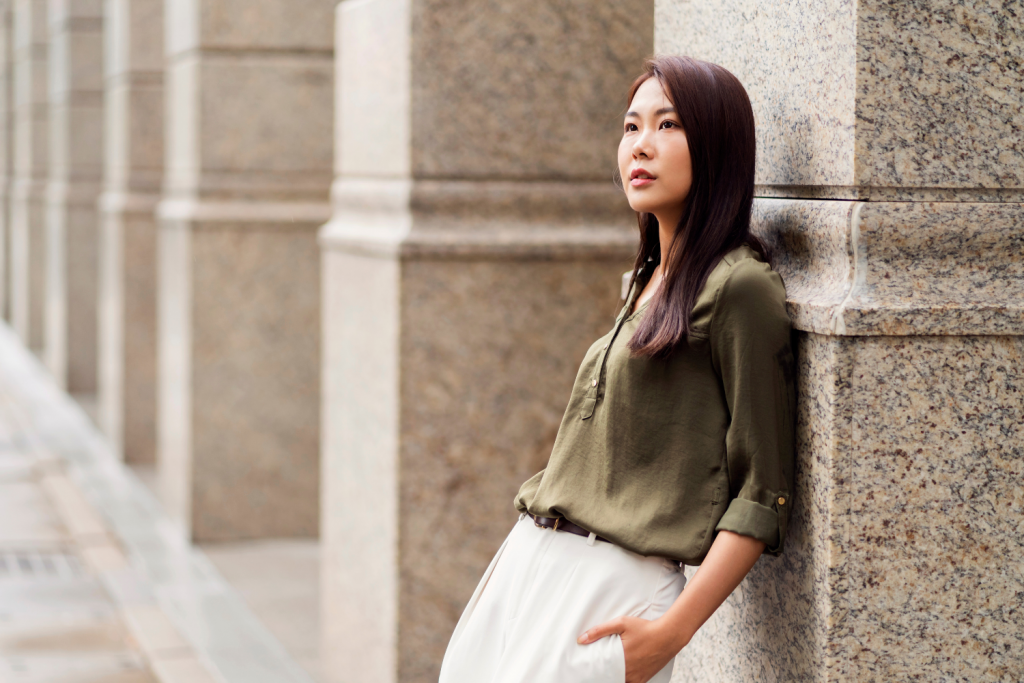 40s women's fashion | D2Line | Tips | Asian woman with green shirt and white pants