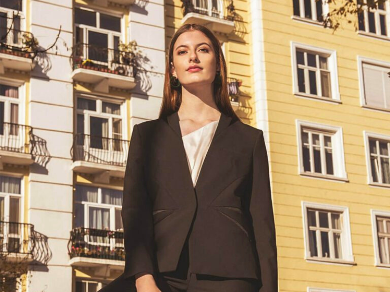 Black blazer fashion tips for women in autumn by d2line