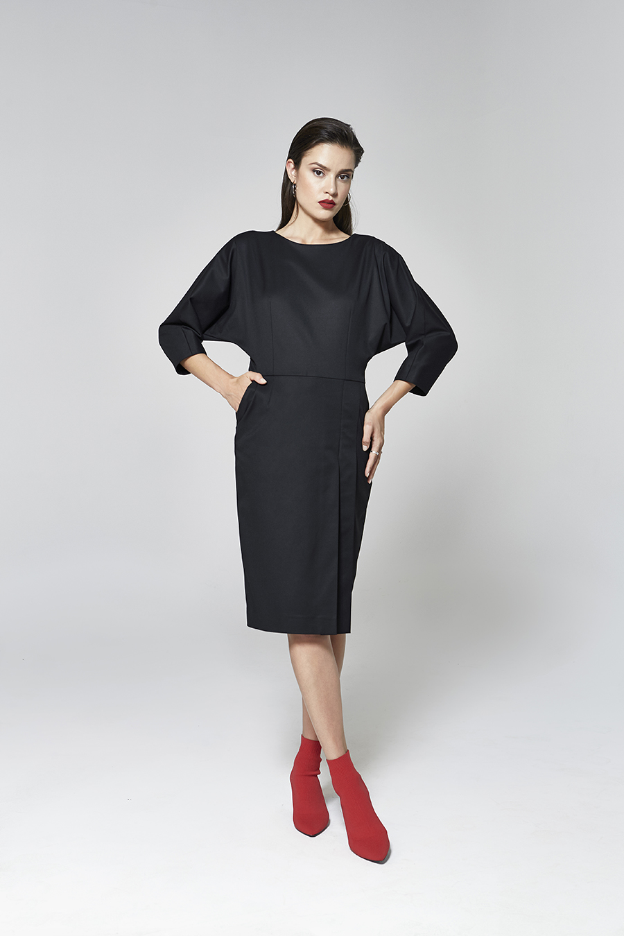 Midi slim fit dress with bat sleeves in black | D2line