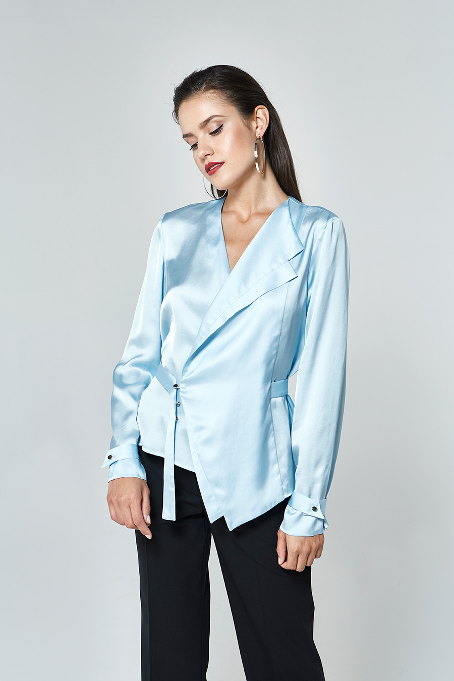 Cross-body blouse with waist belt and double lapel in light blue | D2line
