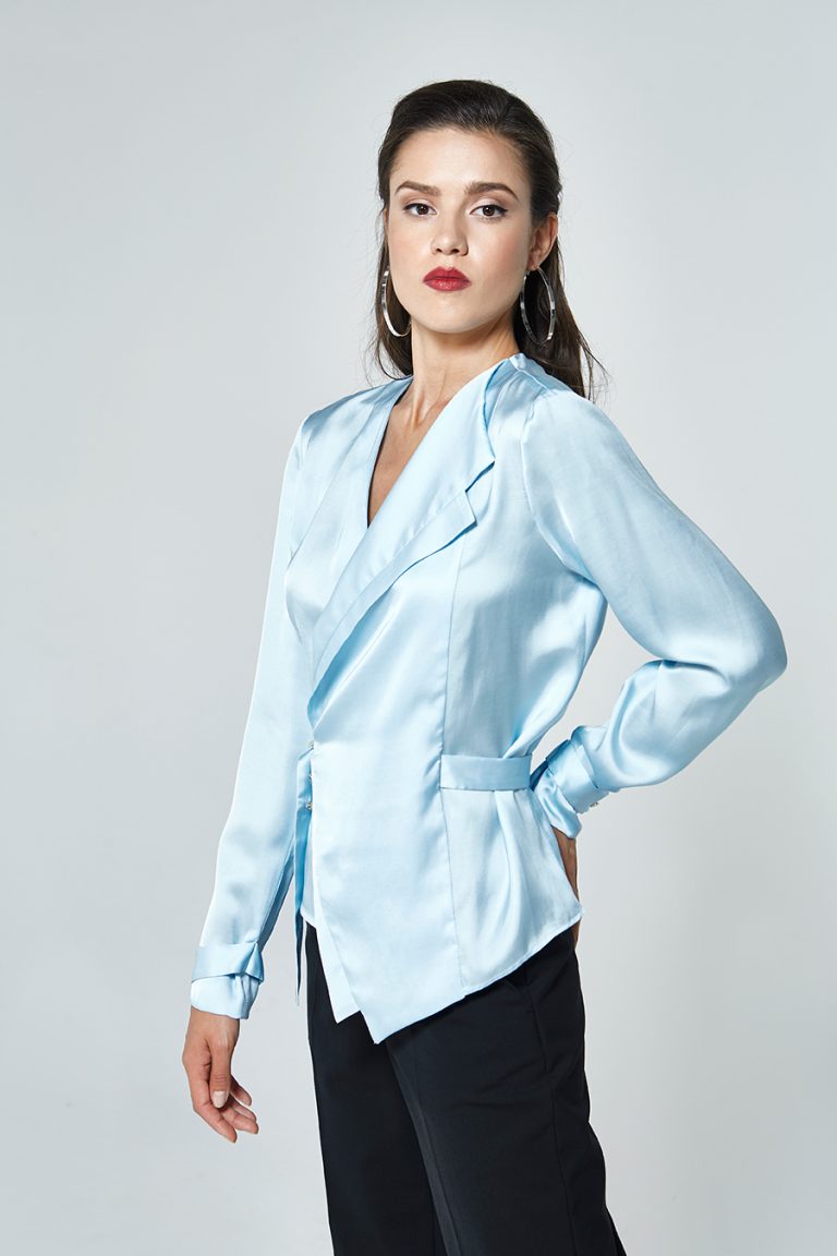 Cross-body blouse with waist belt and double lapel in light blue | D2line
