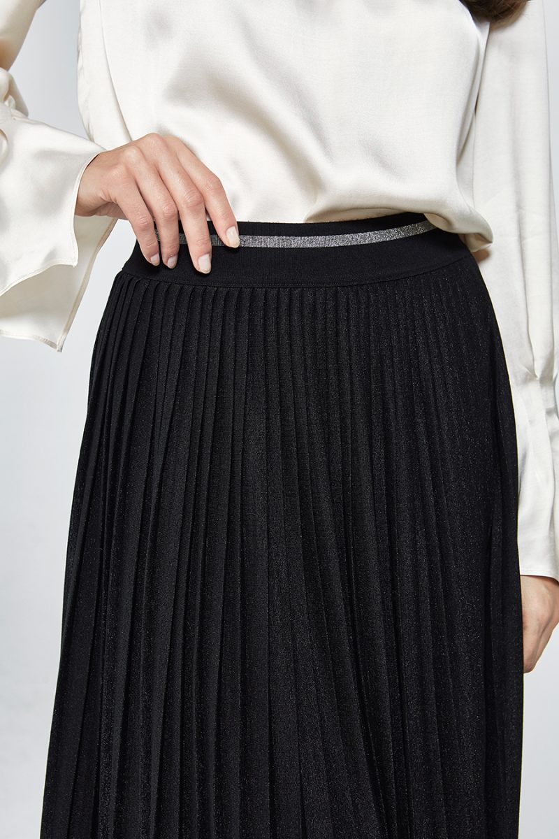Black pleated midi skirt with shimmering fabric | D2line
