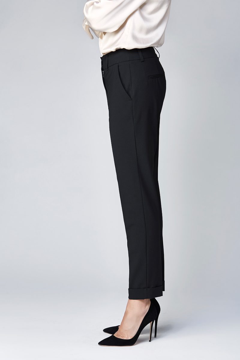 Mid-rise slim fit pants in black with ankle cuff | D2line