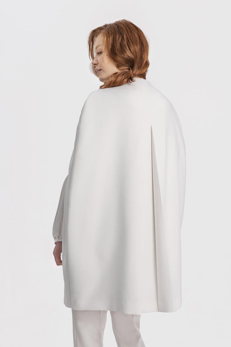 Egg shape cape with back box pleat in white | D2line