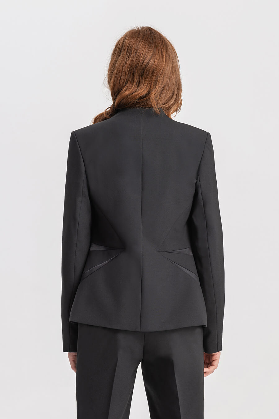 Tuxedo jacket with satin inserts and structural cuts in black | D2line