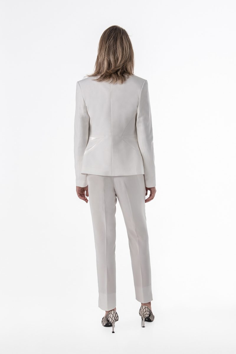 Tuxedo jacket with satin inserts and structural cuts in white | D2line