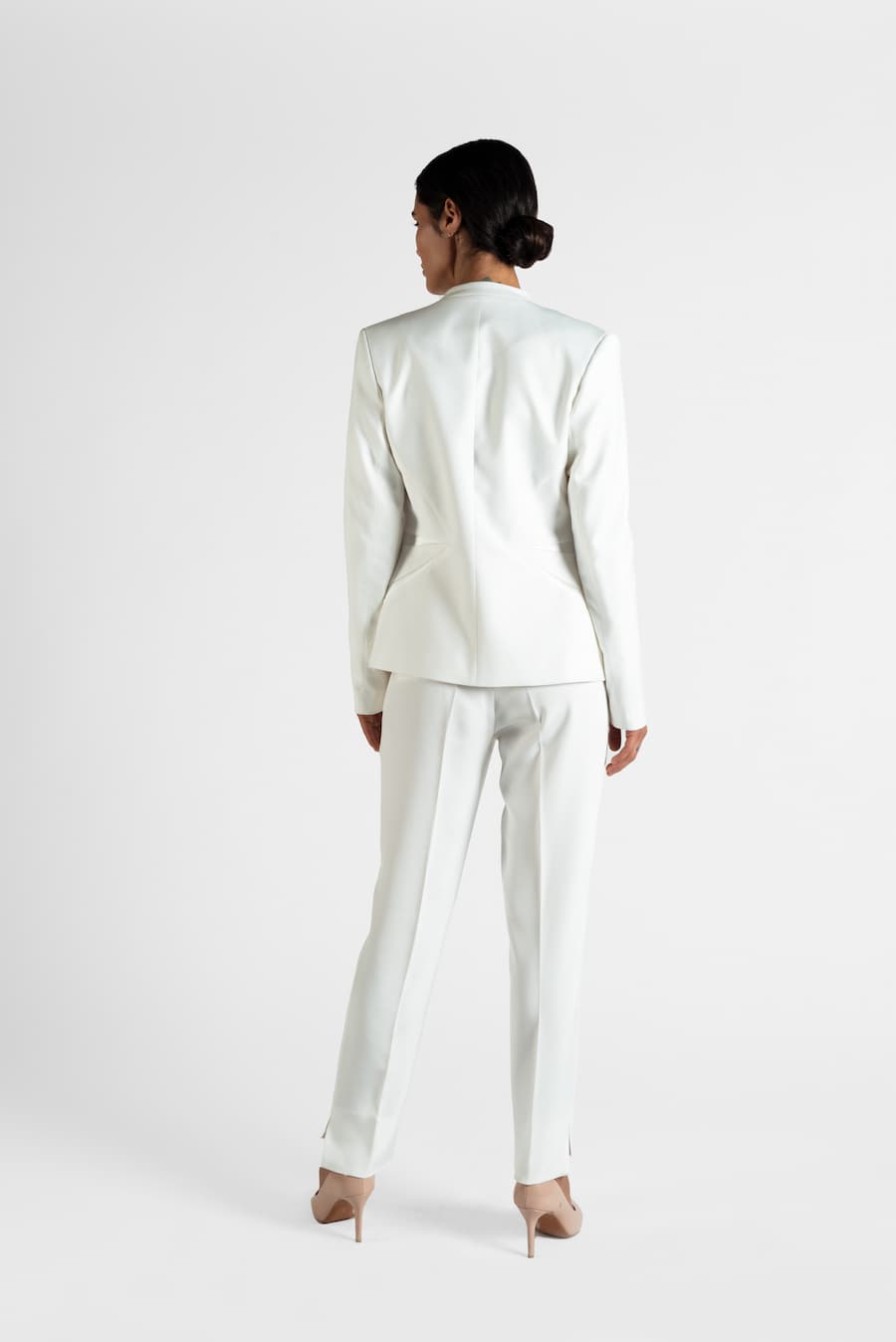Tuxedo jacket with satin inserts and structural cuts in white | D2line