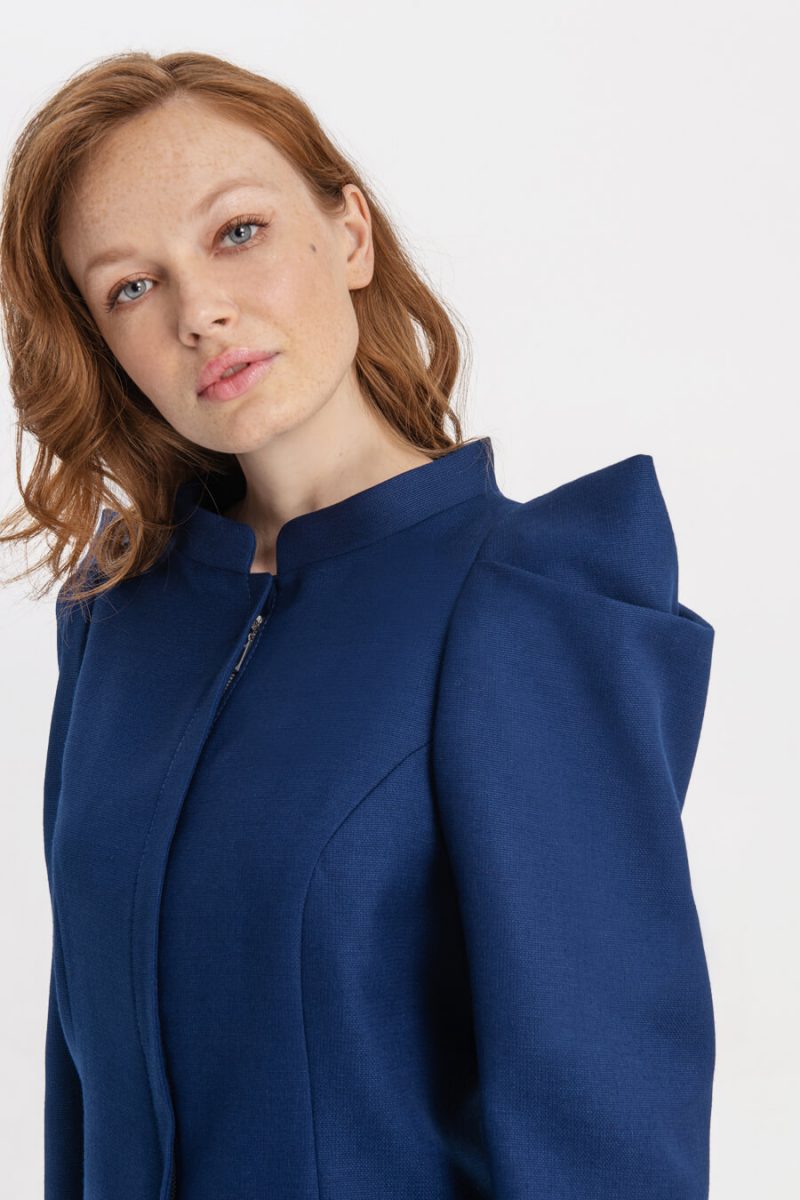 Short jacket with architectural sleeves in blue | D2line