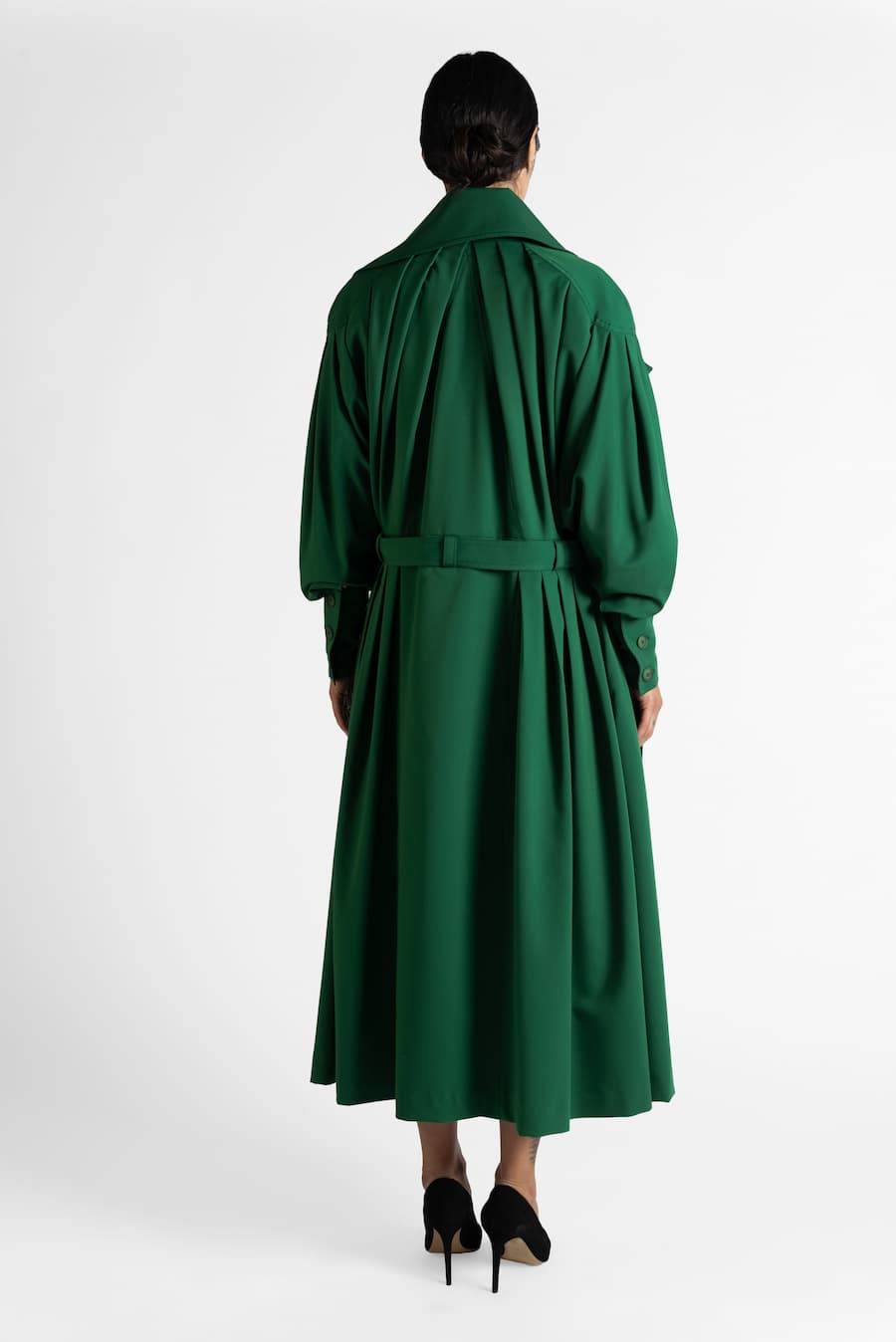 Cascading pleated trench coat in green   D2LINE